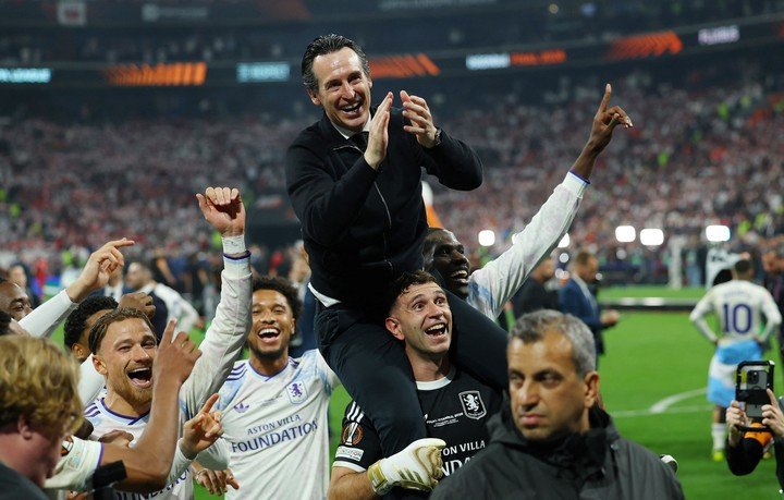 El Dibu Martínez y Unai Emery, en los festejos de la final ante el Friburgo, el que fue, hasta ahora, el último partido del argentino en el Aston Villa. (Foto: Reuters)