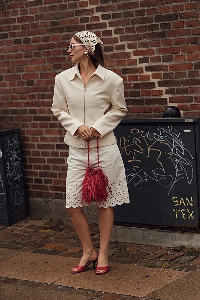 Un look conjuntado en tonos beige y rojo.