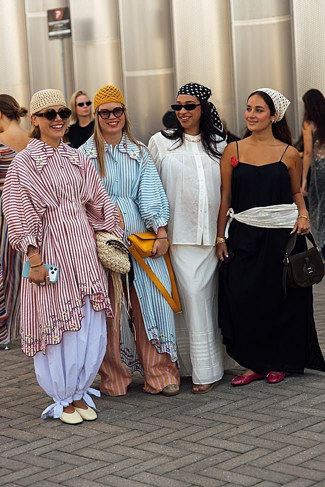 Looks con prendas de diferentes tejidos y estampados.