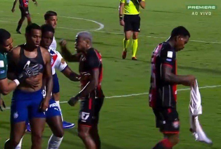 Jugadores de Vitória le sacan la camiseta a Jean Lucas. (X: @canalpremiere)