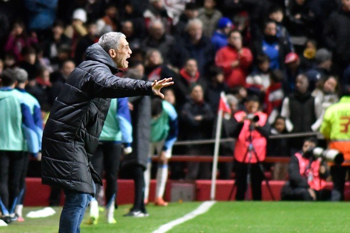 Vojvoda se fue de La Paternal con la segunda derrota como DT de Rcaing. FOTOBAIRES