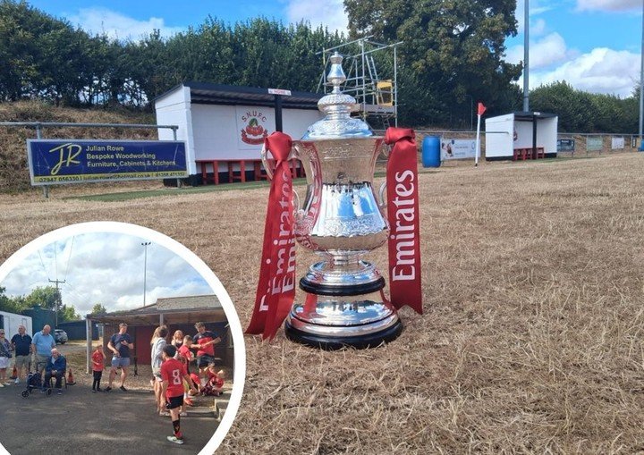 La FA Cup en el campo de juego del Sturminster Newton United.