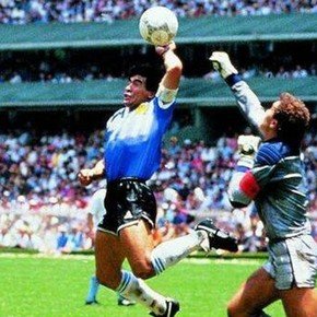 La histórica pelota de la Mano de Dios de Maradona en el 86 fue vendida por una cifra millonaria