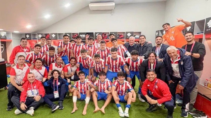 El técnico se sumó al vestuario luego del triunfo. 