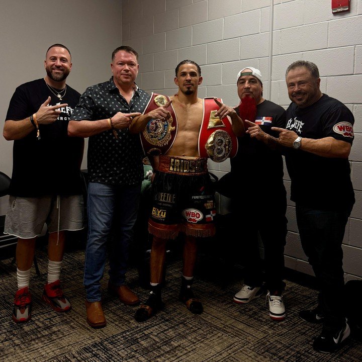 El festejo del dominicano Eridson García junto a su equipo tras el triunfo ante Alan Cháves.
(@eridsongarciabox en IG).