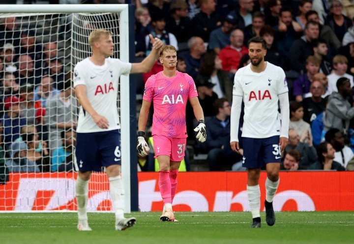 Antonin Kinsky, del Tottenham Hotspur, se muestra abatido después de que Anthony Elanga, del Newcastle United, marcara el primer gol. (REUTER)
