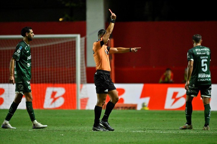 Referí Andrés Gariano.