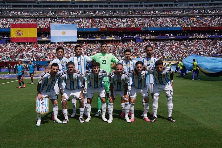 La formación de la Selección en la final contra España. (Juano Tesone)