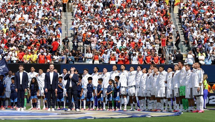 Hay recambio: seis cambios respecto a la final.