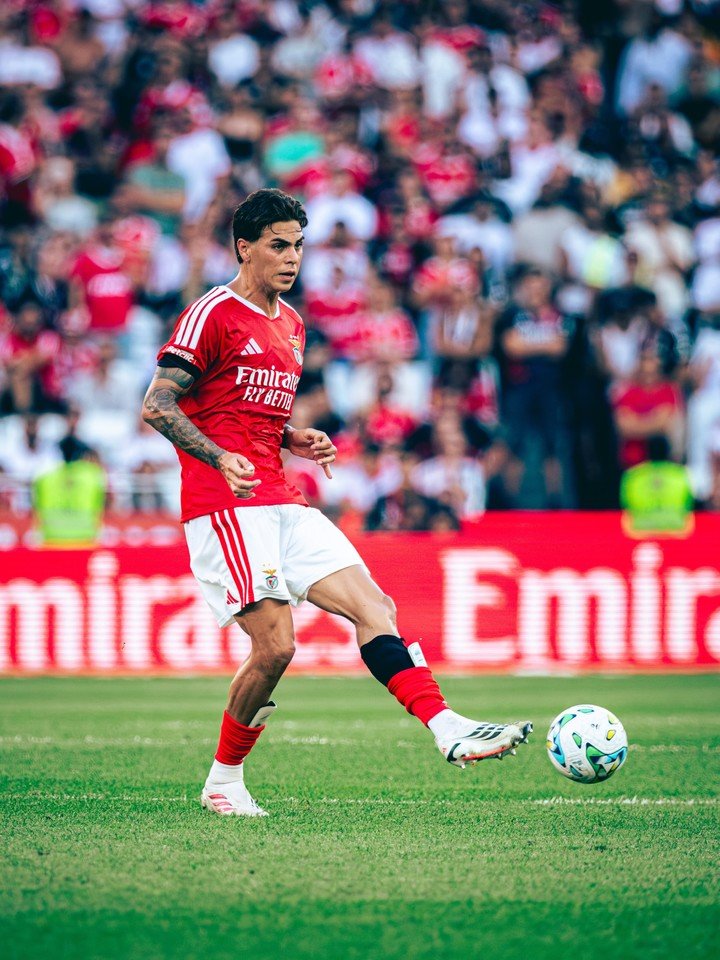 Enzo Barrenechea, volante argentino del Benfica.