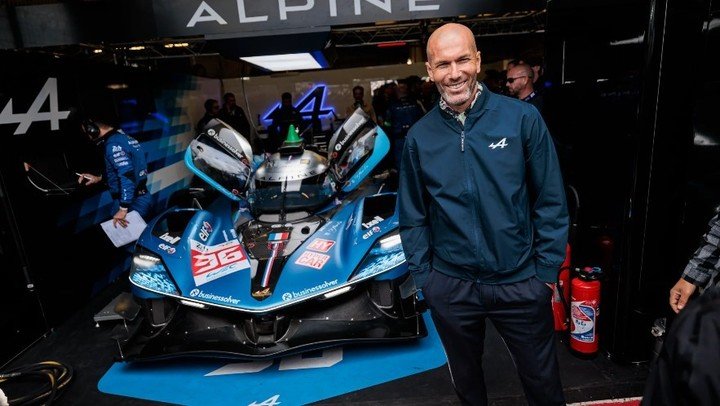 Zidane en el box de Alpine durante las 24 Horas de Le Mans.