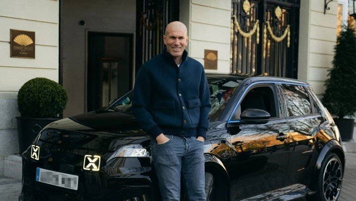 Zidane en Madrid con el Alpine A290, eléctrico.