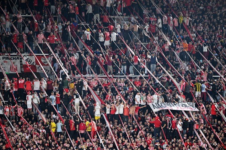La hinchada de Estudiantes de La Plata en el duelo vs. Flamego por la fase de grupos de la Copa Libertadores 2026. (REUTER)