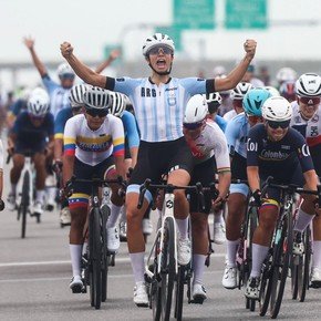 Ganó el oro, se lo dedicó a sus papás y ya se fijó otro objetivo: "Estoy buscando equipo para correr profesionalmente en Europa"