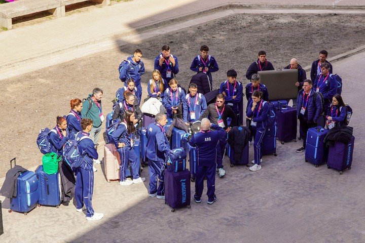 La delegación argentina de natación, a su llegada a Rosario.
(Prensa COA).