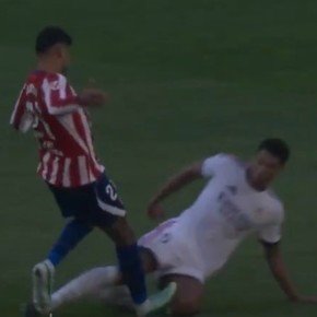 Al límite: la fuerte entrada de Cuti Romero a Bellingham en el clásico de Madrid y el "sos un llorón"