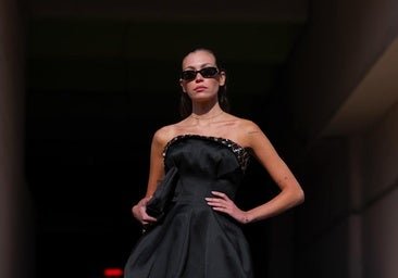 El mejor básico de un armario cápsula es el vestido corto negro: seis modelos que lo confirman