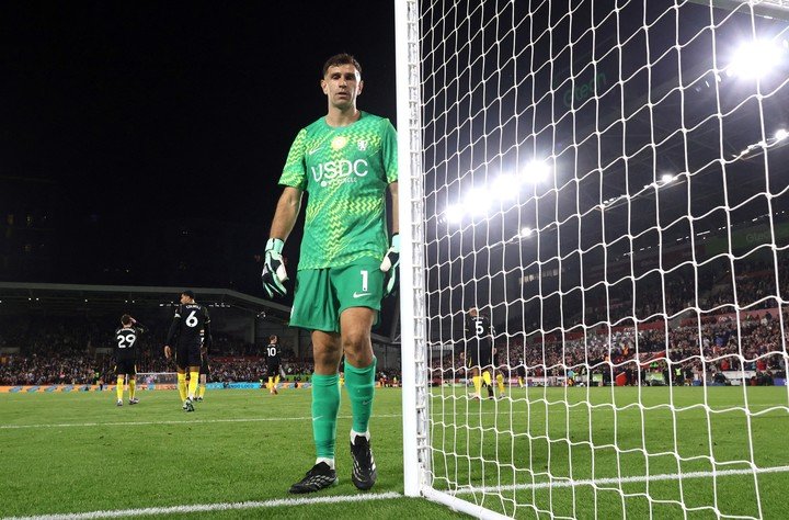 El Dibu ante Brentford.