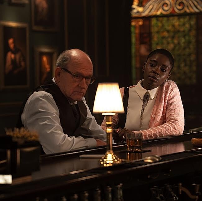 Richard Jenkins y Joy Sunday en una imagen de la miniserie DTF St. Louis,