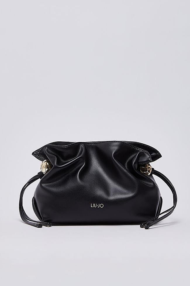 Bolso negro con detalle fruncido de Liu Jo.