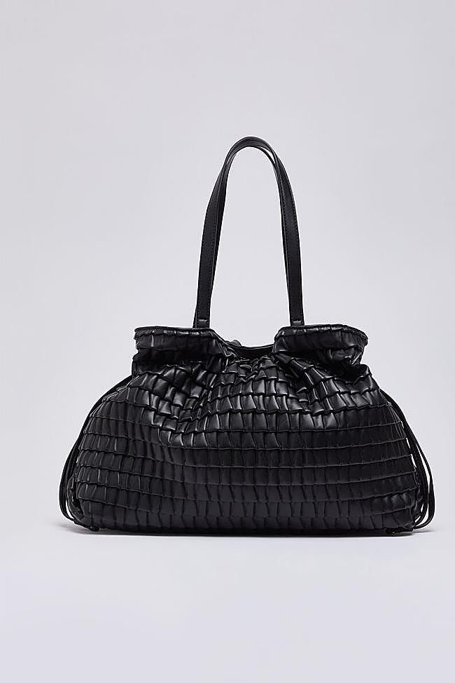 Bolso frunces trenzado en negro de Liu Jo.