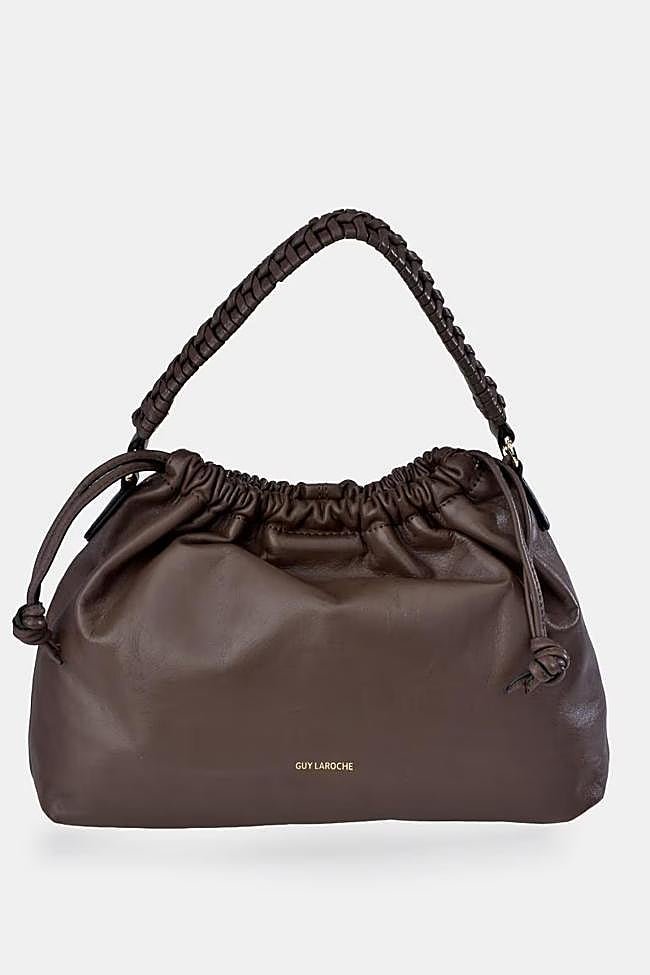 Bolso frunces en color marrón chocolate de Guy Laroche.