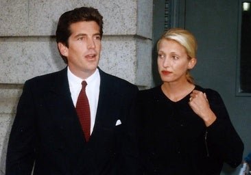 Este es el bolso que llevaría Carolyn Bessette en 2026: negro, minimalista y sin logos
