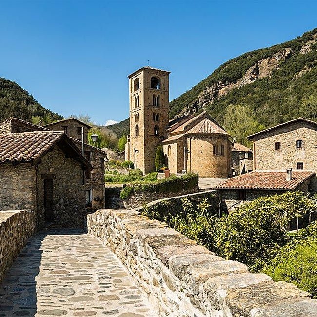 Beget conserva su estampa medieval: iglesia románica, puente y calles de piedra.