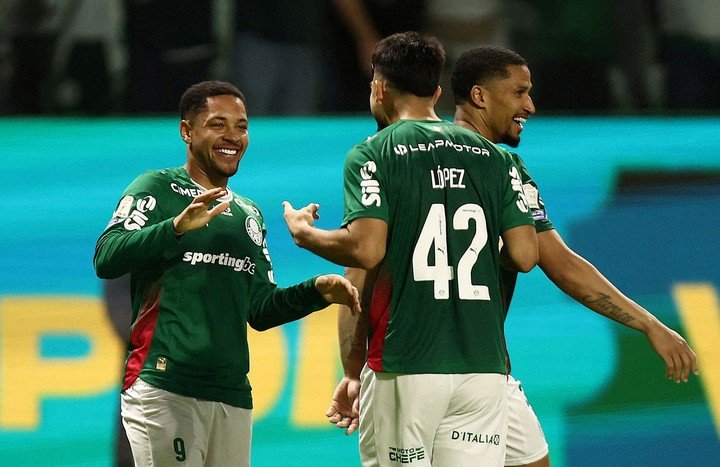 Vitor Roque festeja con José Manuel López.
