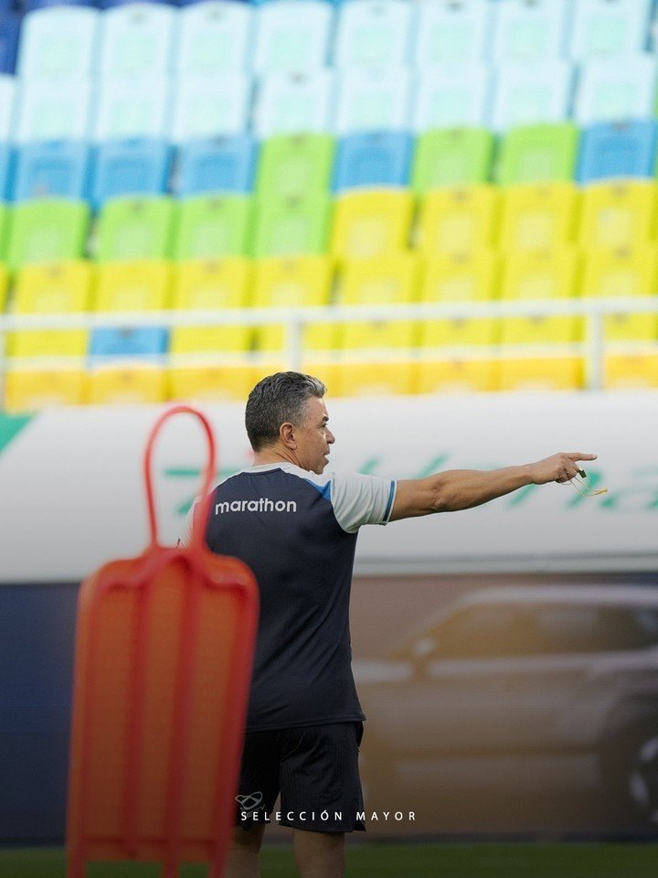 Marcelo Gallardo da órdenes en la práctica de Ecuador (prensa FEF).