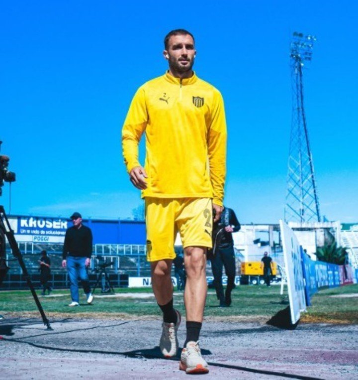 Pezzella en la llegada al partido de Peñarol (Foto: Prensa Peñarol).
