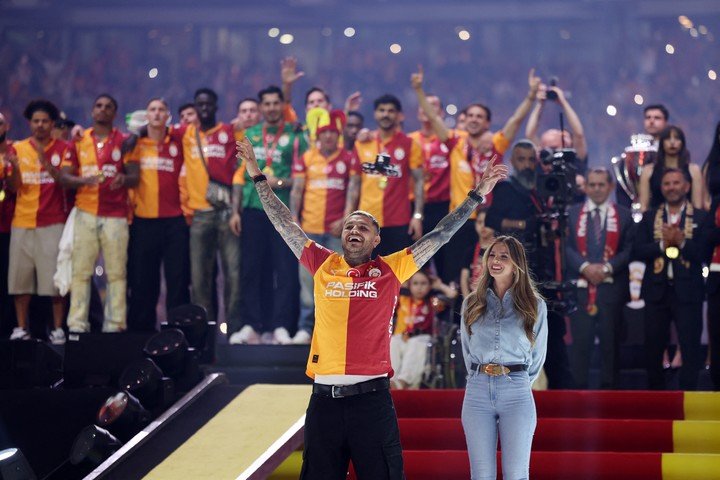 El goleador con la China Suárez, su pareja. 