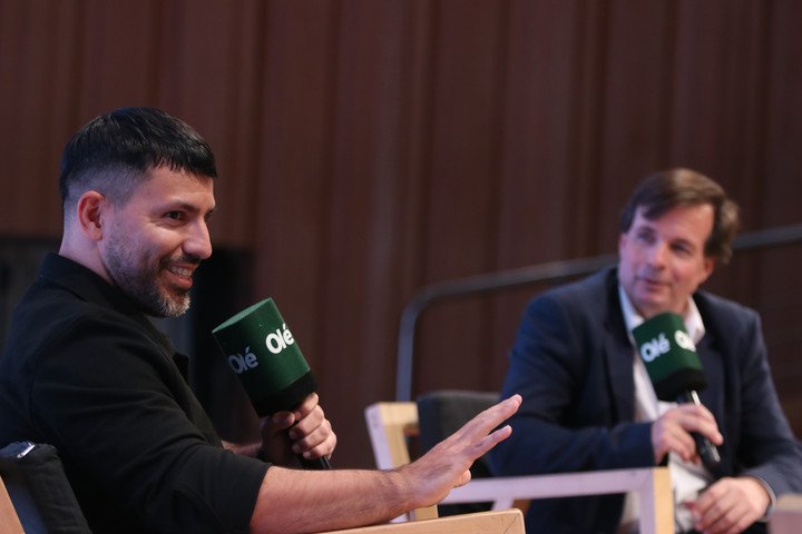 Kun Agüero, un ídolo que traspasa plataformas y gestiona proyectos en el Olé Summit 2026. (Foto: Carlos Roberto Bairo)