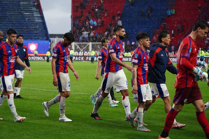Los jugadores de San Lorenzo se retiran tras perder ante Boca (Marcelo Carroll). 