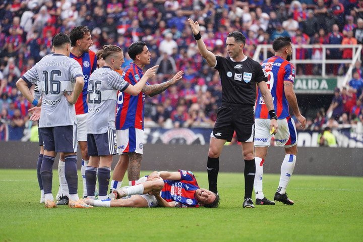 Arasa discute con los jugadores durante San Lorenzo - Boca Marcelo Carroll).