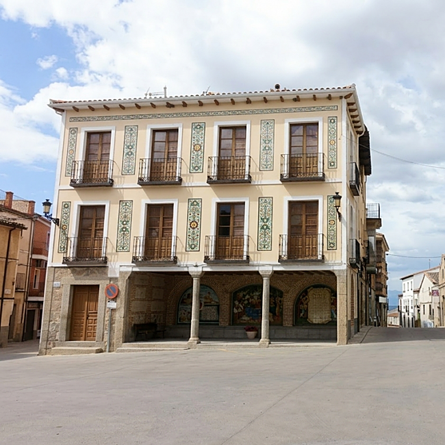 La plaza de la Constitución es el centro histórico y social de este pueblo toledano.
