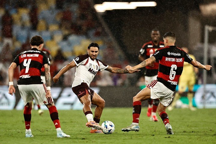 Ayrton Lucas vs. Lanús (EFE)