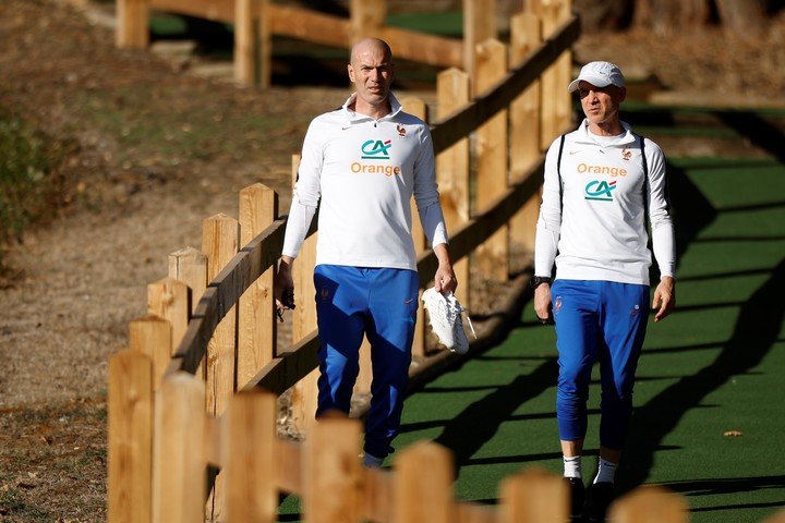 Zidane, en la llegada a su primera práctica domo DT de Francia durante el comienzo del otoño europeo. (Reuters). 