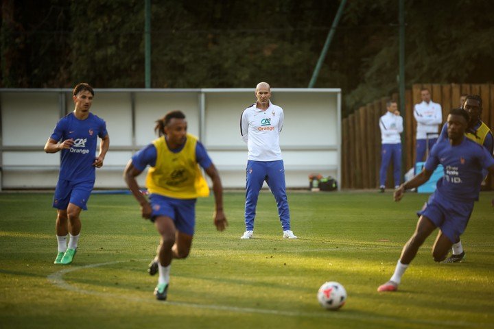 Zidane siguió al detalle el entrenamiento en Clairefontaine (AP).
