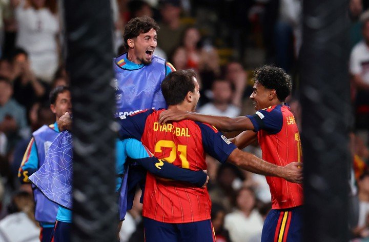 El festejo de España tras vencer a Inglaterra (EFE).
