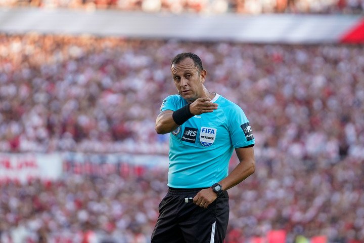 El árbitro principal será Darío Herrera (Foto Maxi Failla - CLARIN).