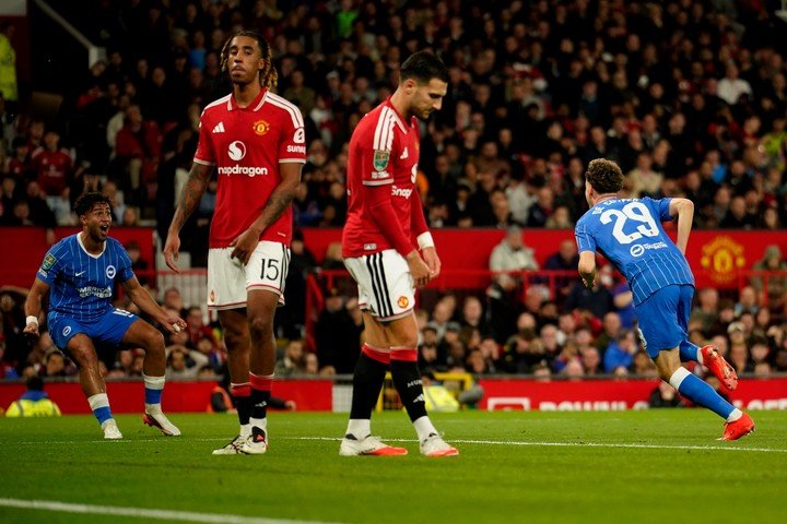 El Brighton perdía 2-0 y lo ganó 3-2 (AP Photo/Dave Thompson).
