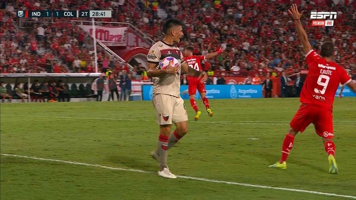 Independiente - Colon Goltz agarra la pelota con la mano y es penal para el rojo. Gorosito caliente con el arbitro