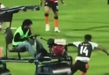 Insólito momento en el fútbol tailandés: un carrito le arrolló la pierna a un jugador durante la entrada en calor