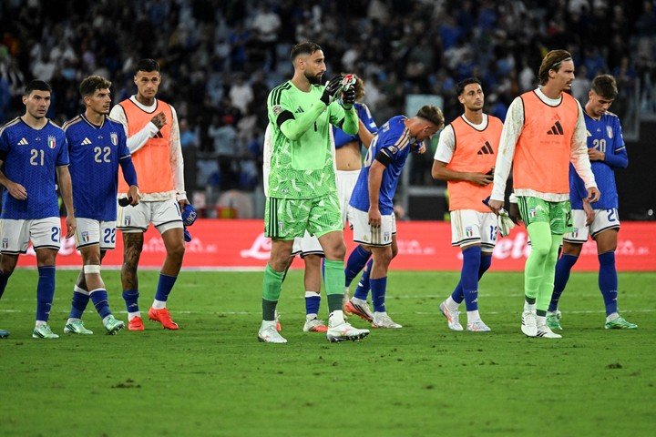 Los jugadores de Italia aplauden a los aficionados tras perder contra Bélgica. (EFE)