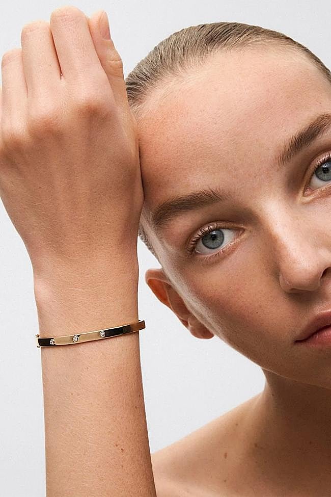 Pulsera rígida de oro amarillo con diamantes blancos de Suarez