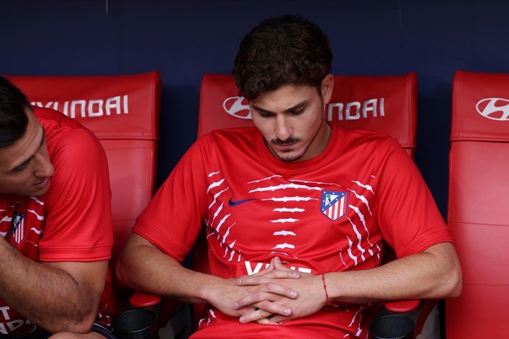 MADRID, 23/08/2026.- El delantero argentino del Atlético de Madrid, Julián Álvarez, en el banquillo momentos antes del partido de LaLiga entre el Atlético de Madrid y el Villarreal, este domingo en el estadio Metropolitano, en Madrid. EFE/ Kiko Huesca