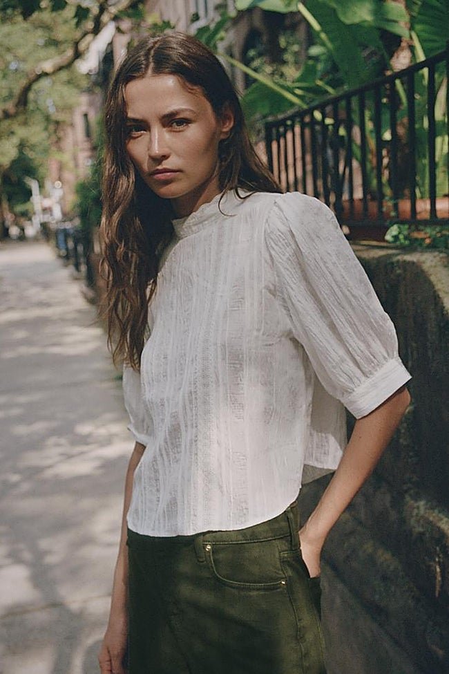 Blusa blanca de Zara (25,99 euros)