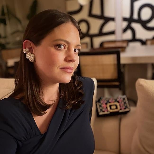 Isabelle Junot con un ear cuff de Paulet.