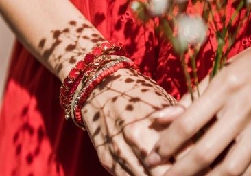 El significado del cordón rojo en joyas: de amuleto a símbolo de amor y destino